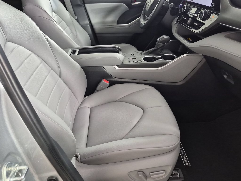 Used 2024 Toyota Highlander XLE FWD image 28