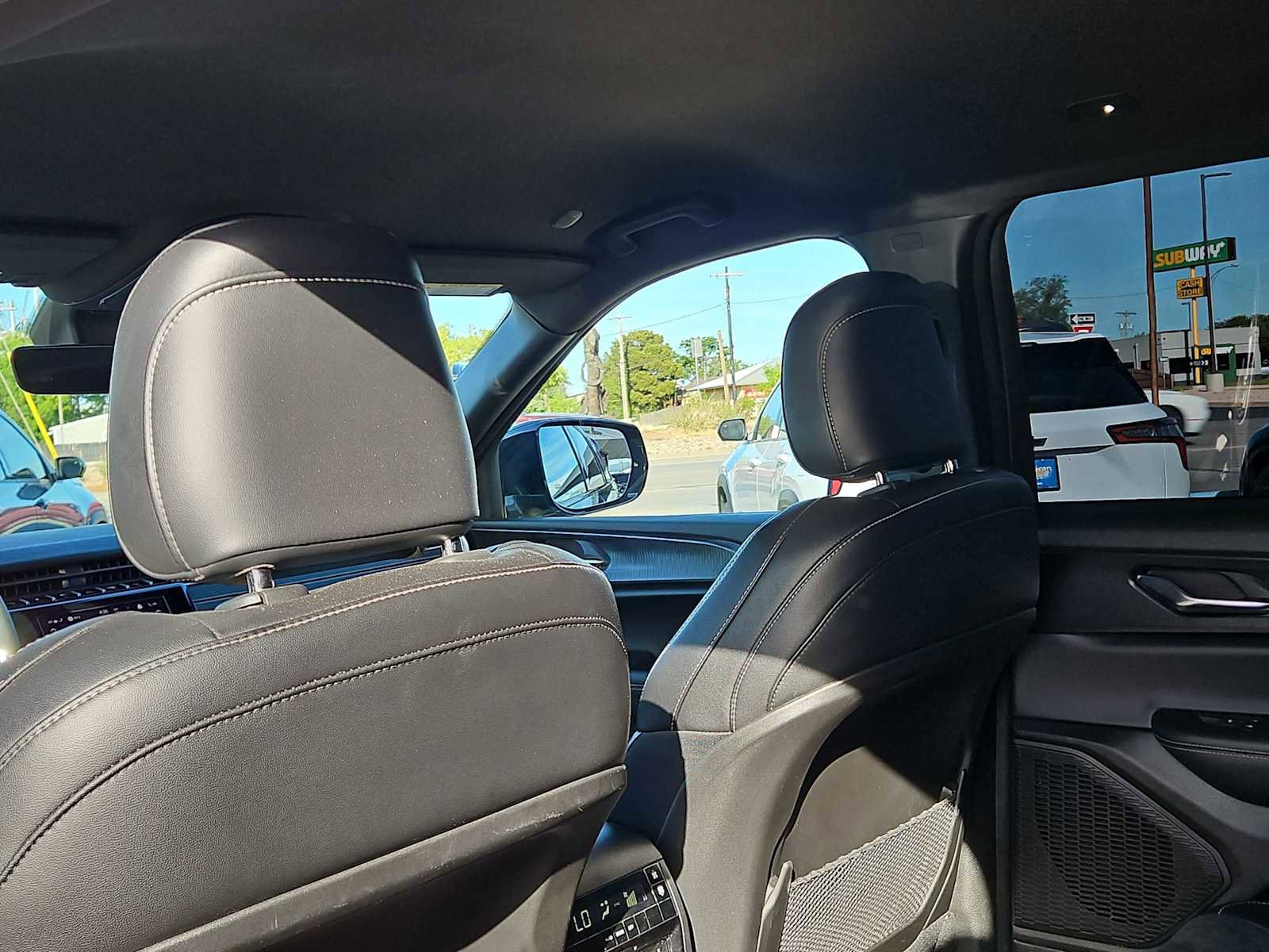 Used 2025 Jeep Grand Cherokee L Laredo image 16