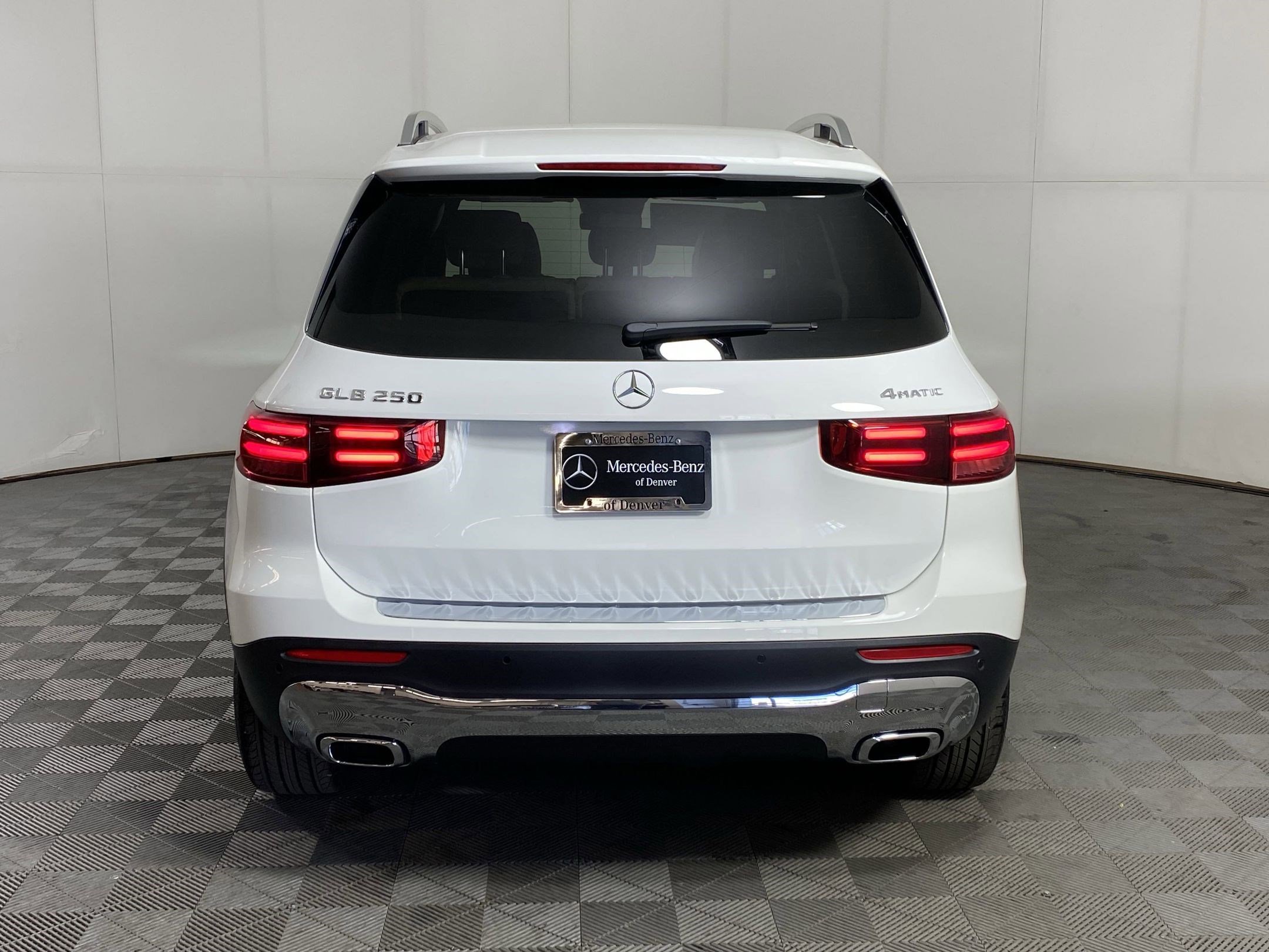 Used 2025 Mercedes-Benz GLB 250 4MATIC image 9