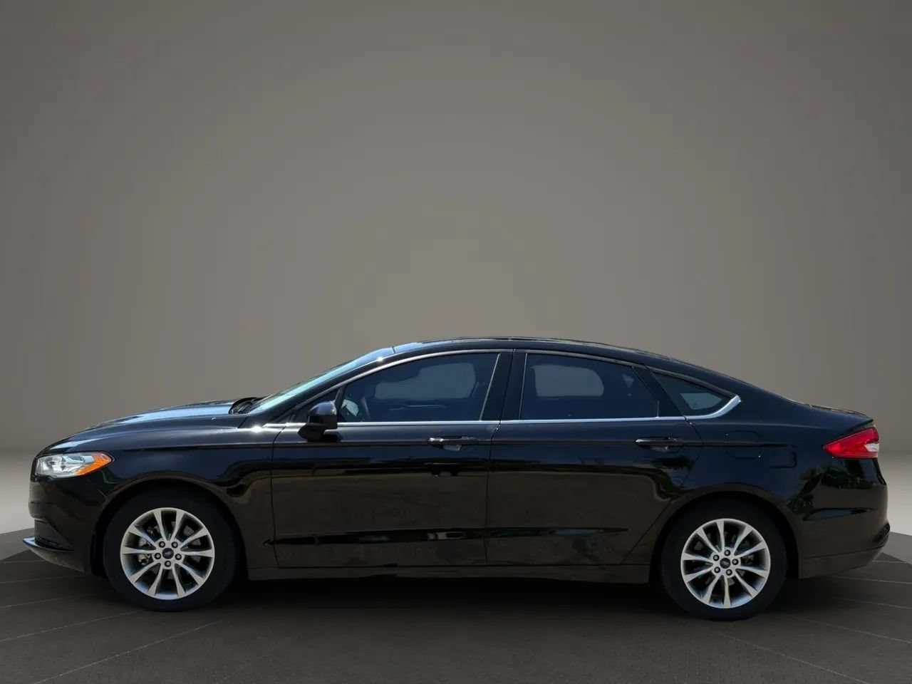 Used 2017 Ford Fusion SE FWD image 9
