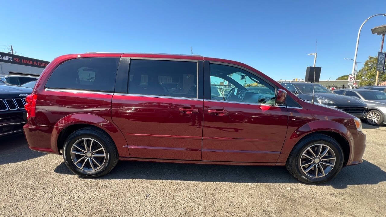Used 2017 Dodge Grand Caravan SXT FWD image 7