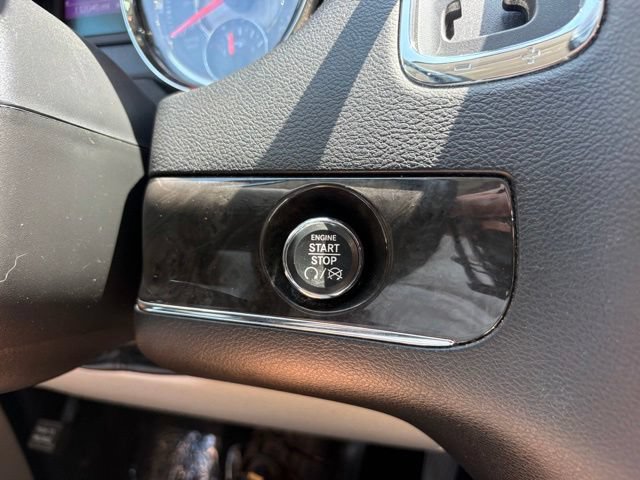 Used 2015 Chrysler Town & Country Limited Platinum FWD image 16