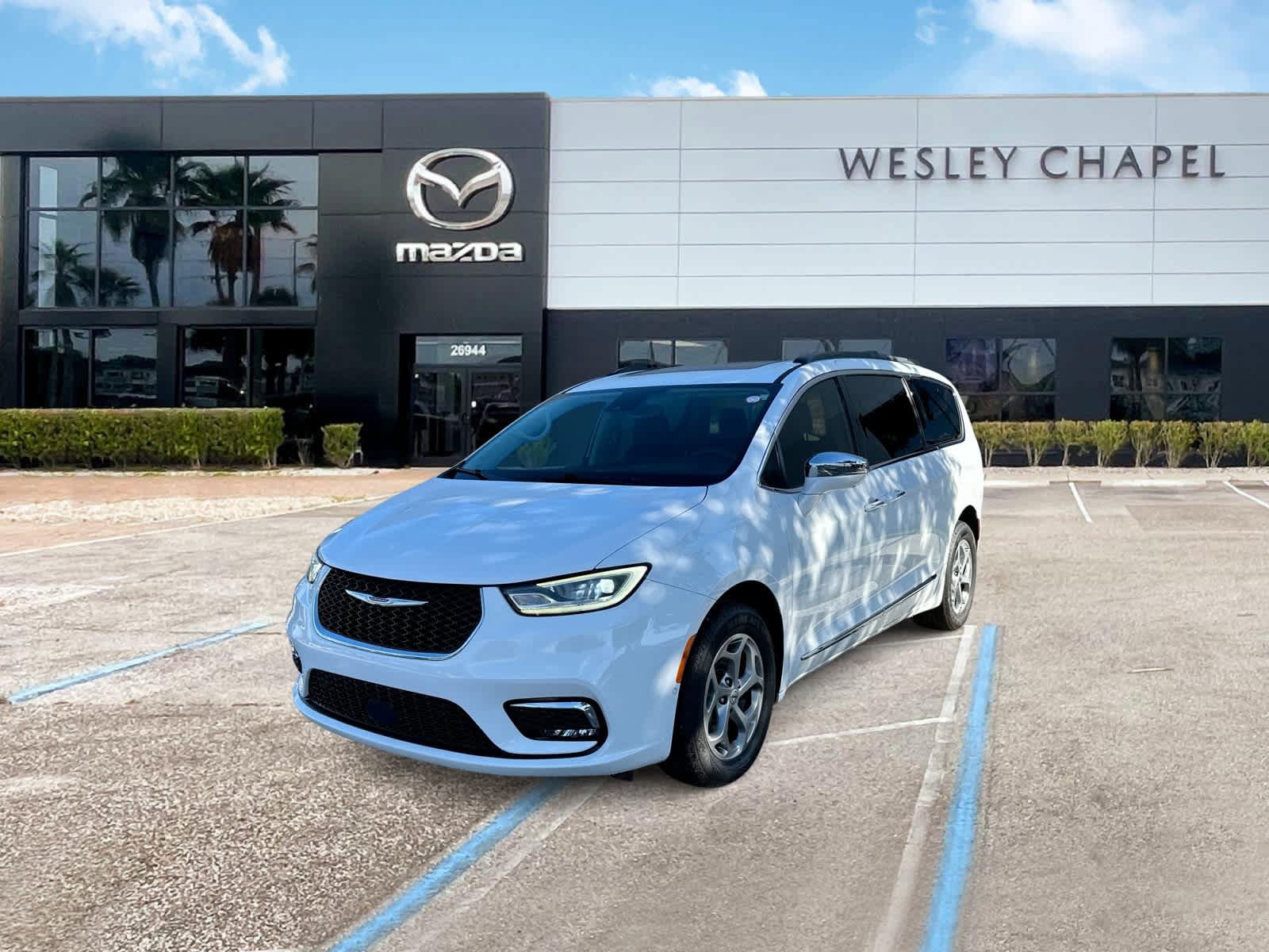 Used 2022 Chrysler Pacifica Limited w/ Uconnect Theater Family Group AWD/4WD image 1