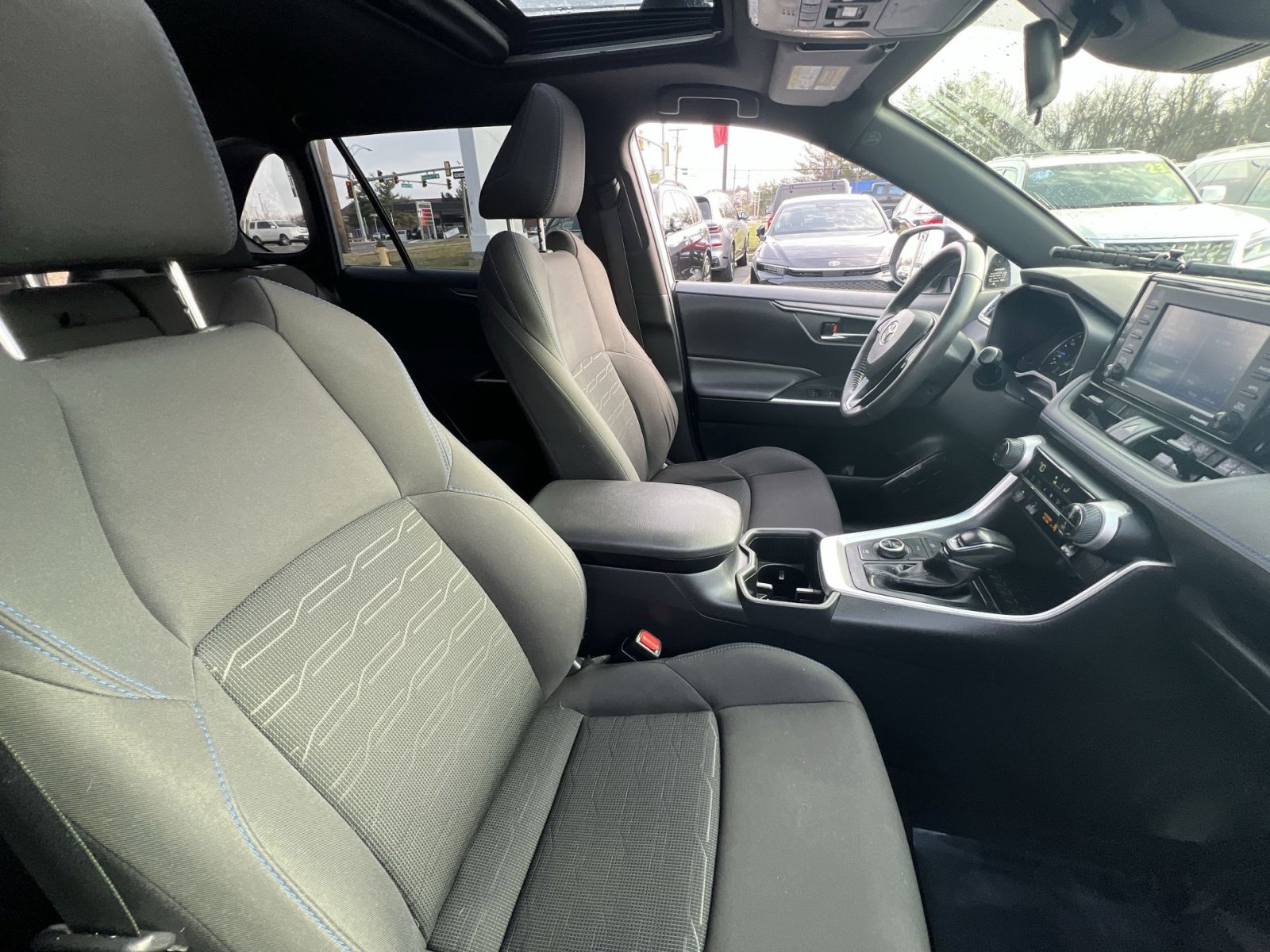 Used 2022 Toyota RAV4 SE w/ Convenience Package image 26