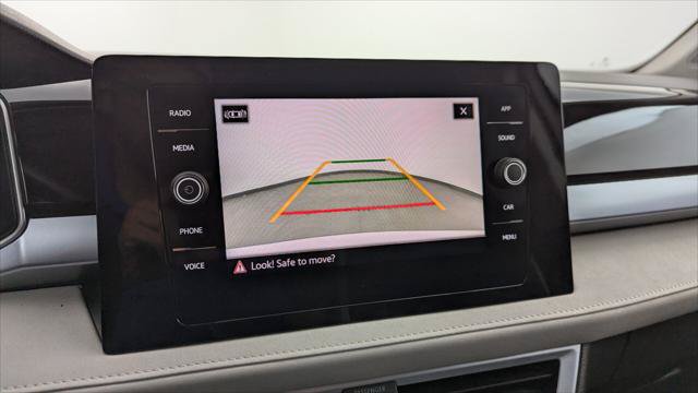 Used 2025 Volkswagen Taos SE w/ Panoramic Sunroof Package FWD image 27