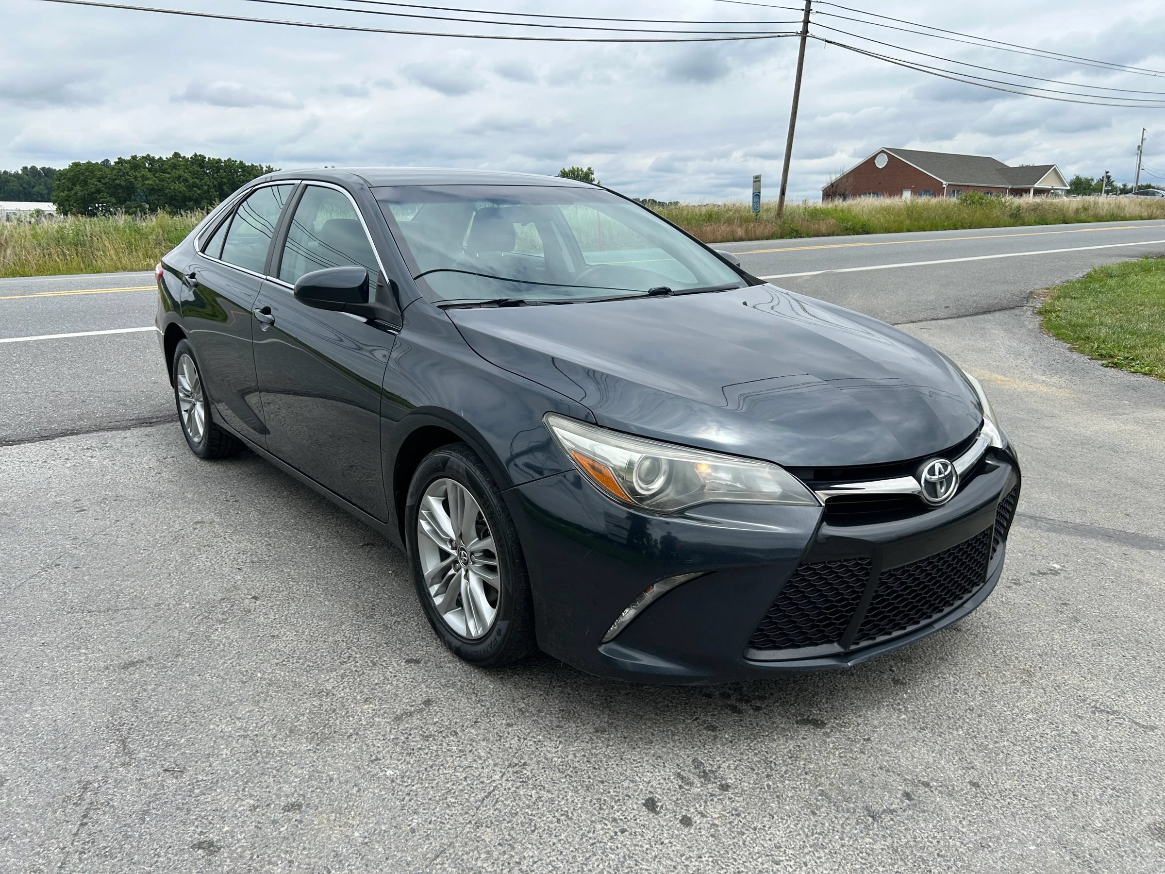 Used 2015 Toyota Camry SE FWD image 3