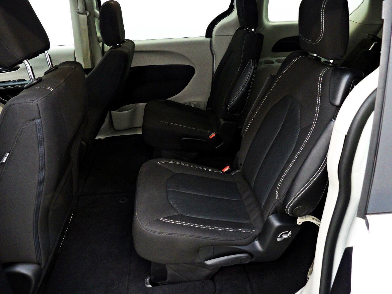 Used 2021 Chrysler Voyager LX FWD image 9