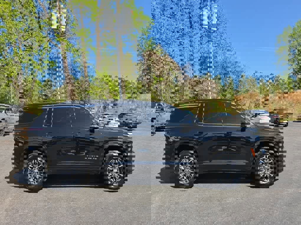 Used 2025 Chevrolet Traverse LT w/ Driver Confidence Package image 2