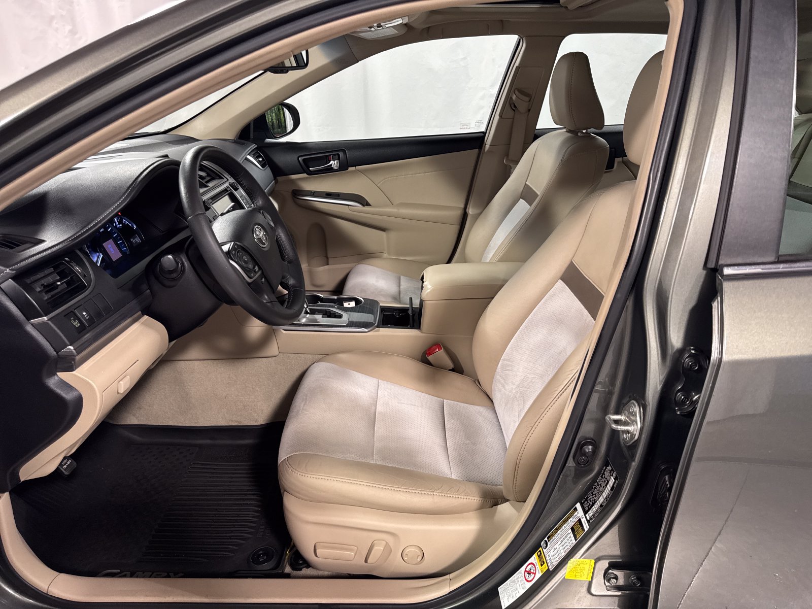 Used 2014 Toyota Camry XLE w/ Leather Package FWD image 3