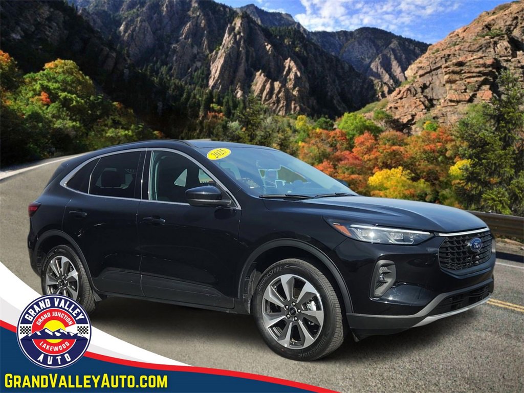 Used 2025 Ford Escape Platinum image 1