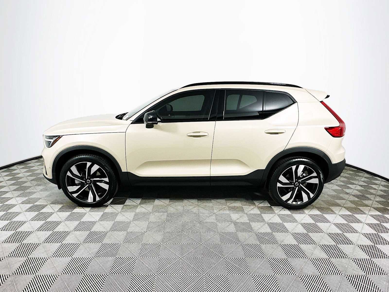 Used 2025 Volvo XC40 B5 Plus w/ Climate Package image 4