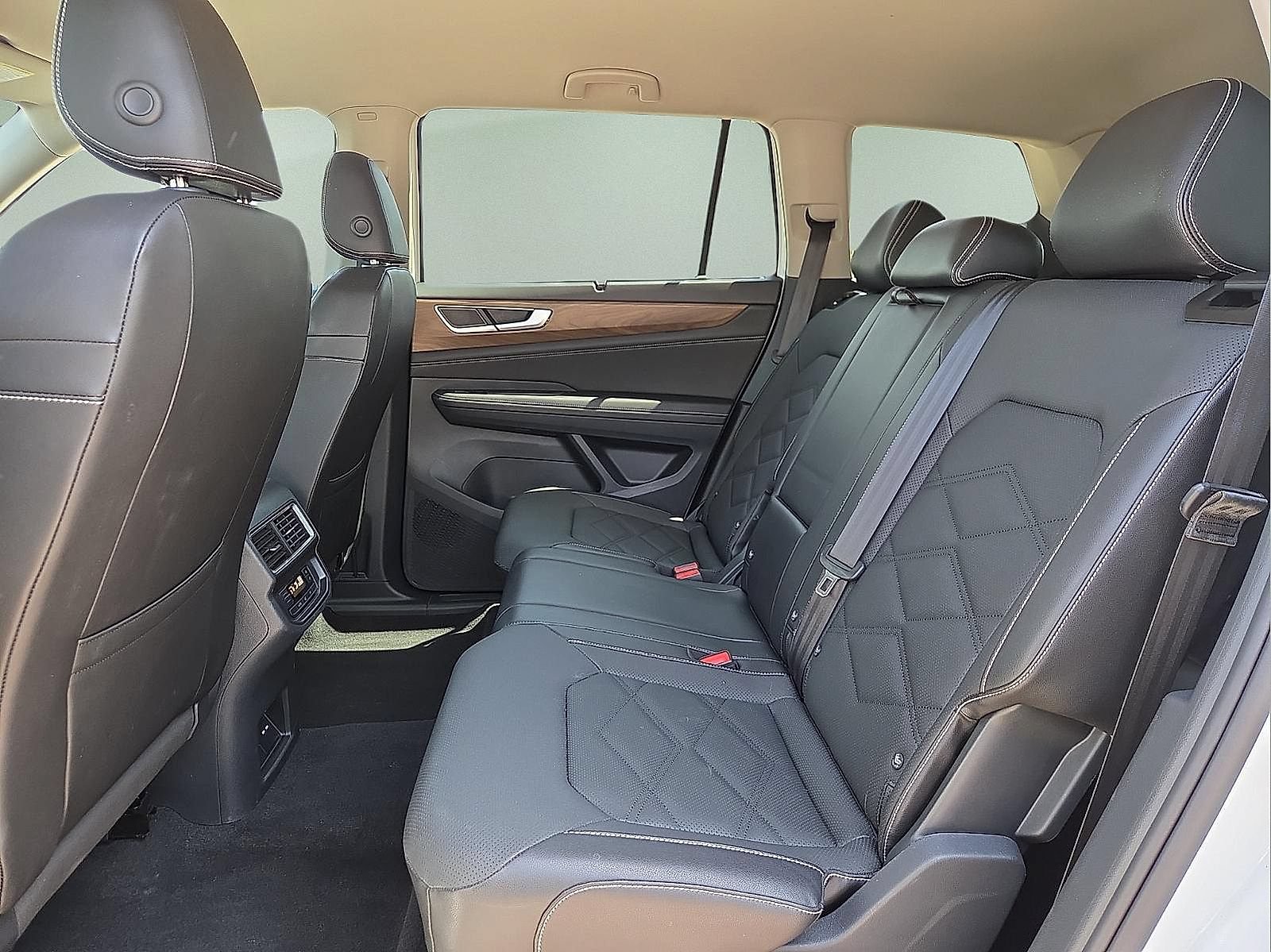 Used 2025 Volkswagen Atlas SE FWD image 11