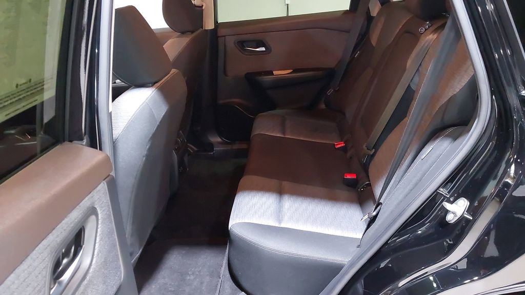 Used 2023 Nissan Rogue SV image 21