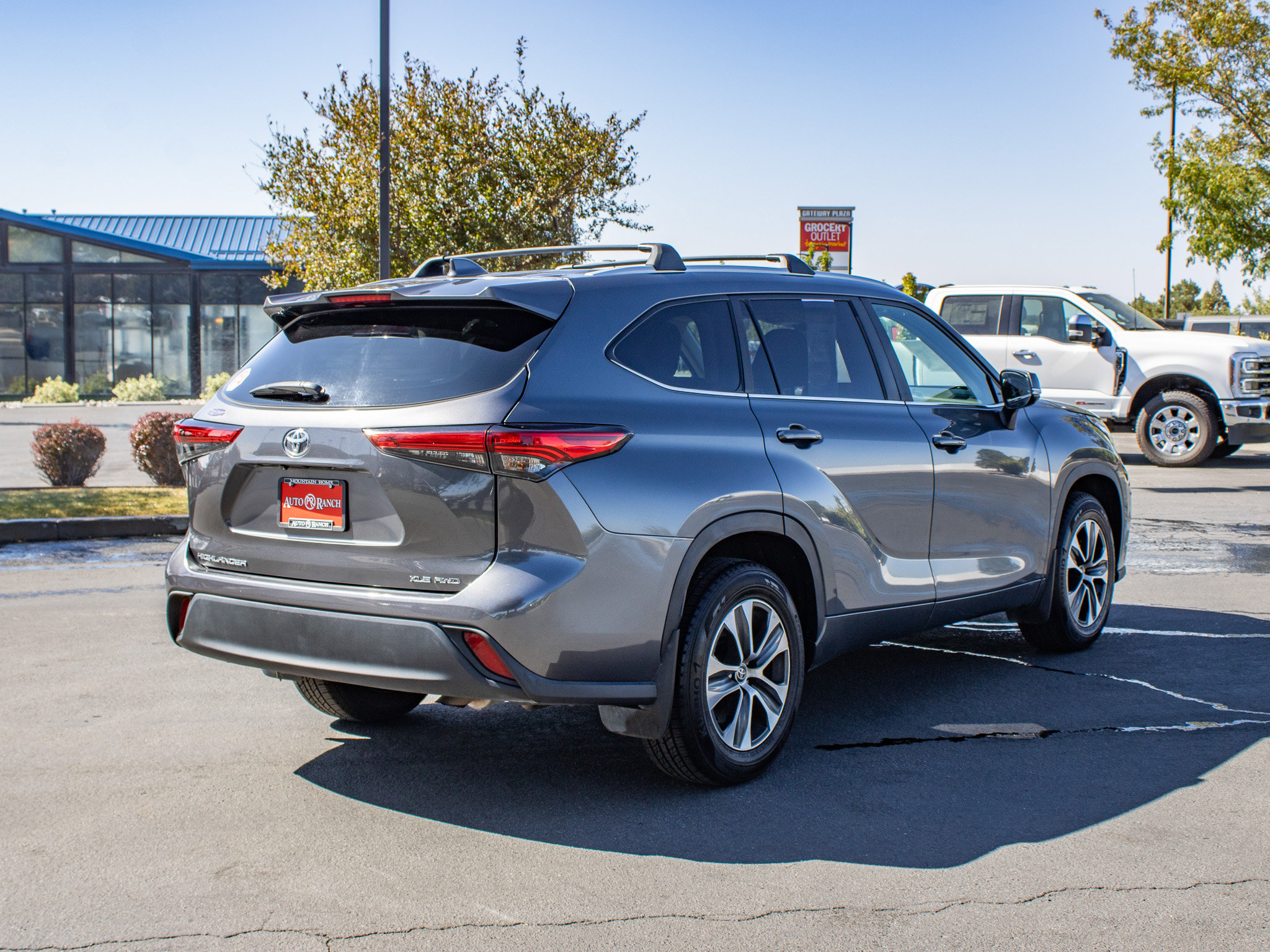 Used 2023 Toyota Highlander XLE AWD/4WD image 8