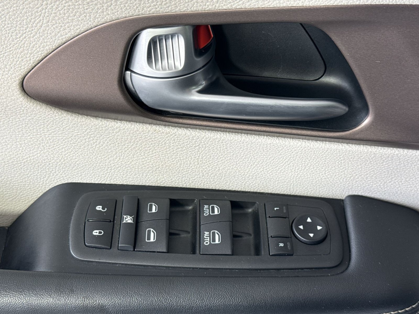Used 2024 Chrysler Voyager LX FWD image 15