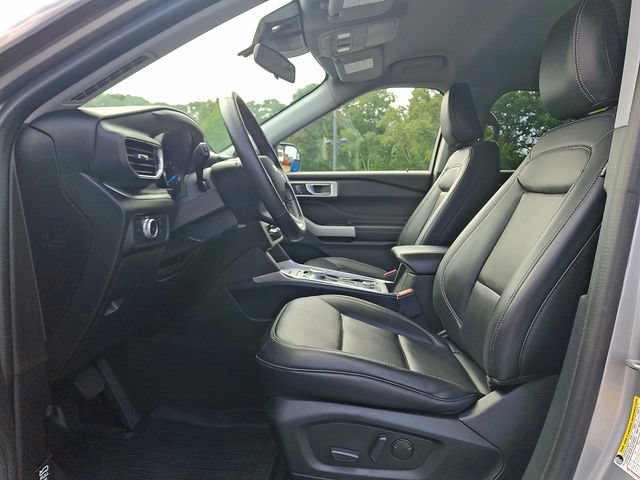 Used 2022 Ford Explorer XLT w/ Equipment Group 202A AWD/4WD image 14