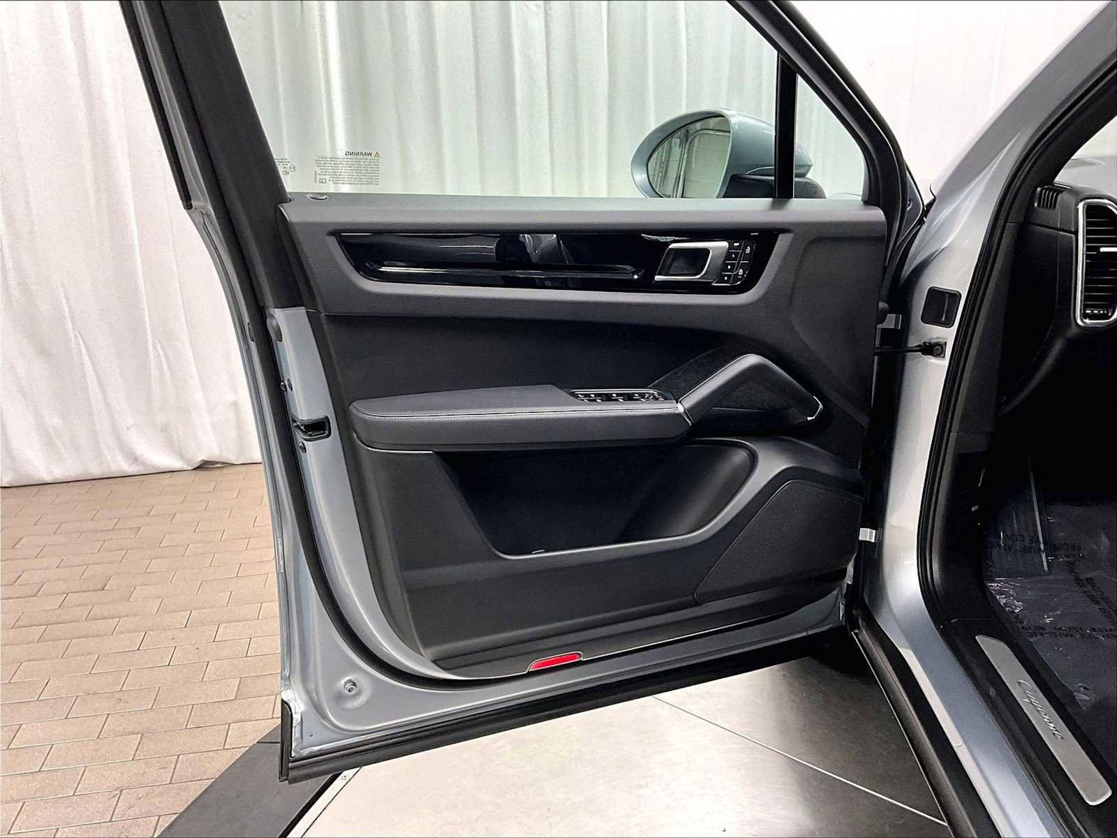 Used 2023 Porsche Cayenne image 24