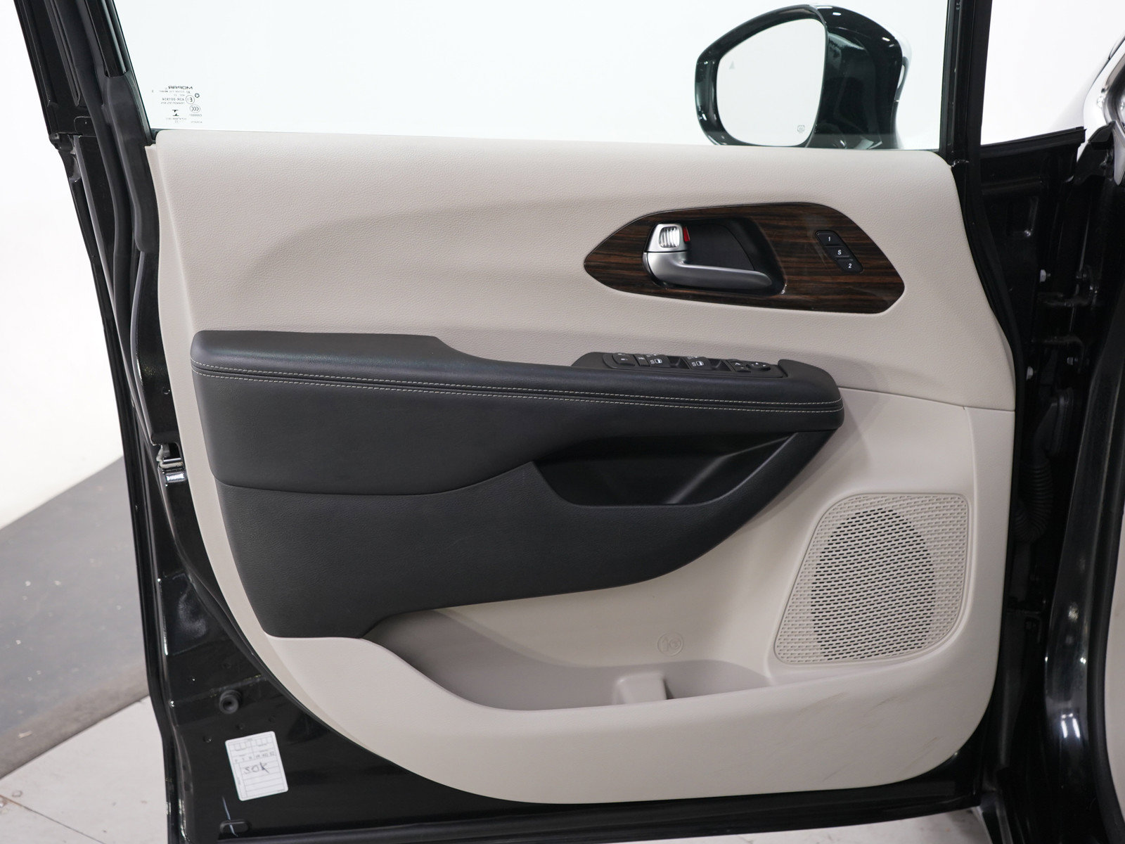 Used 2023 Chrysler Pacifica Limited FWD image 23