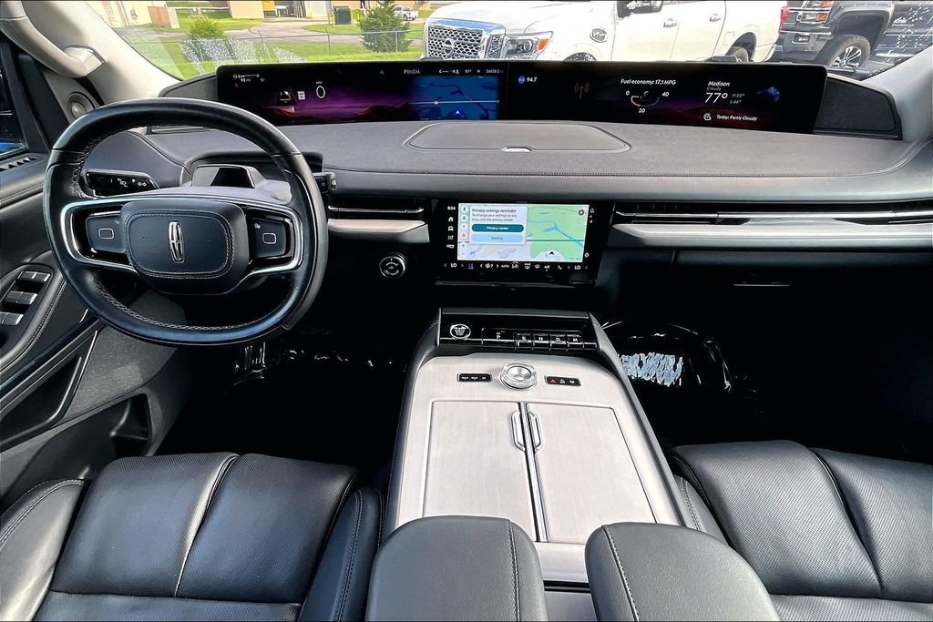 Used 2025 Lincoln Navigator Reserve AWD/4WD image 9