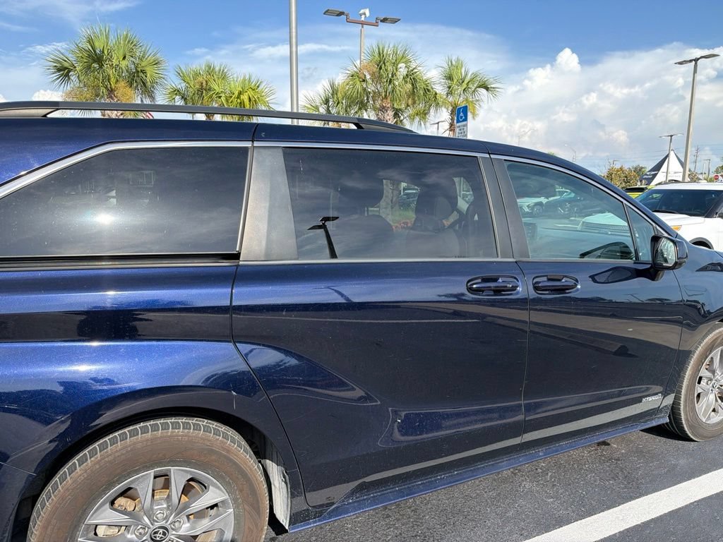 Used 2021 Toyota Sienna LE w/ LE Plus Package AWD/4WD image 8