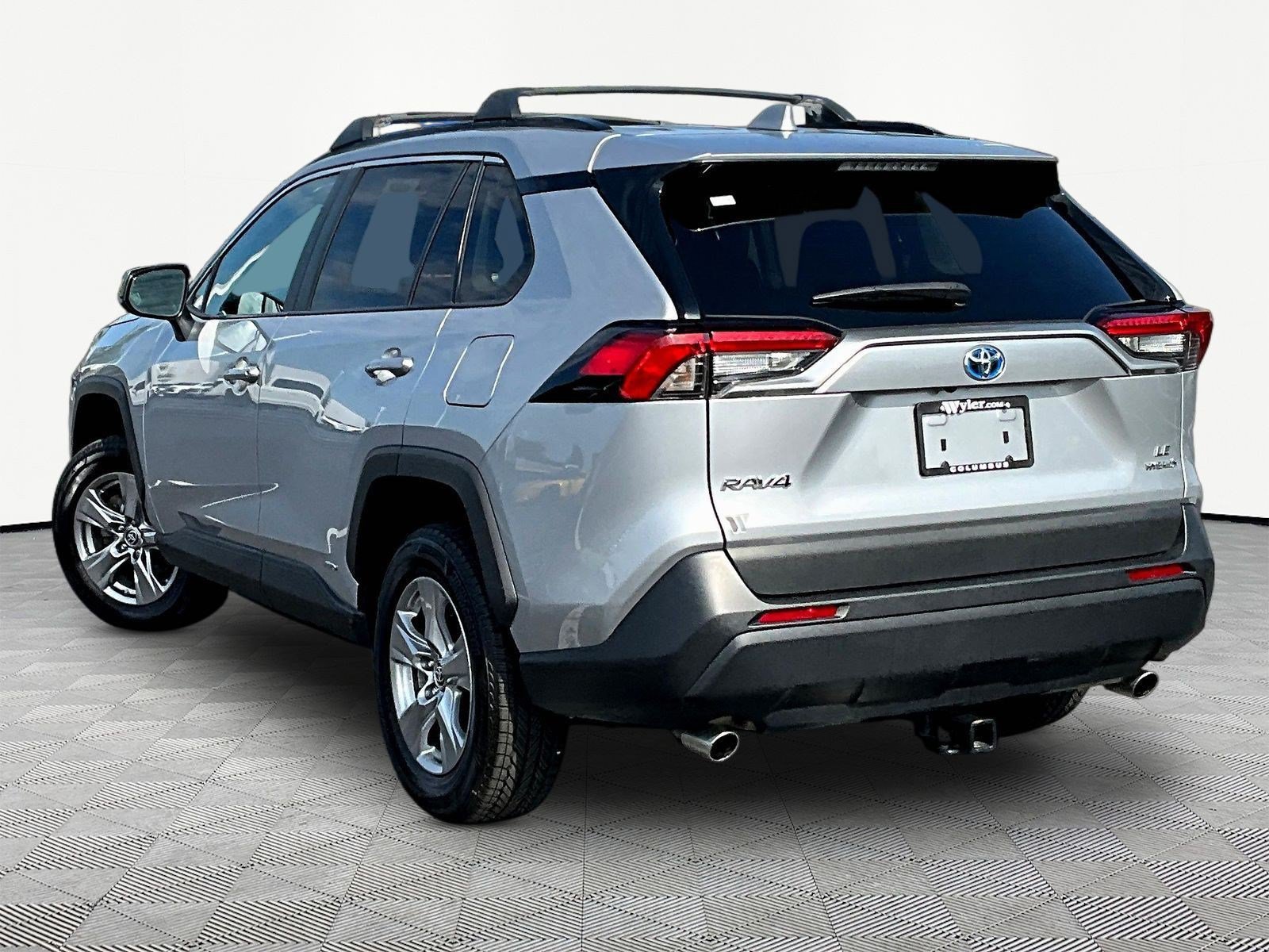 Used 2024 Toyota RAV4 LE AWD/4WD image 4