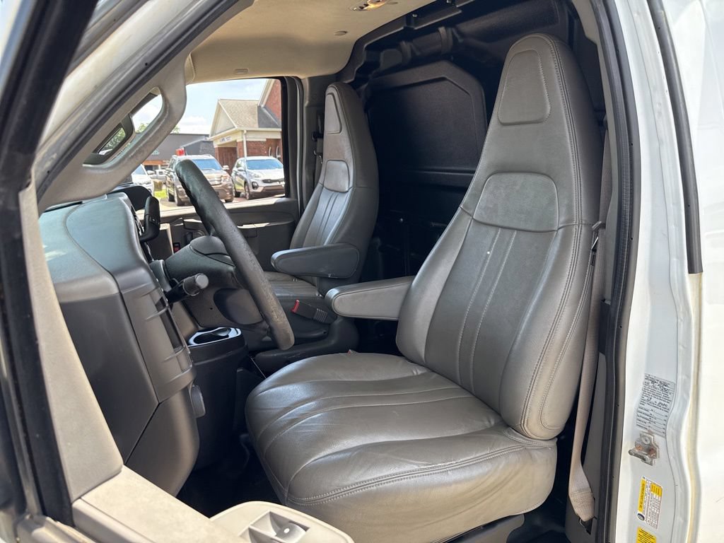 Used 2021 Chevrolet Express 3500 w/ Driver Convenience Package RWD image 2