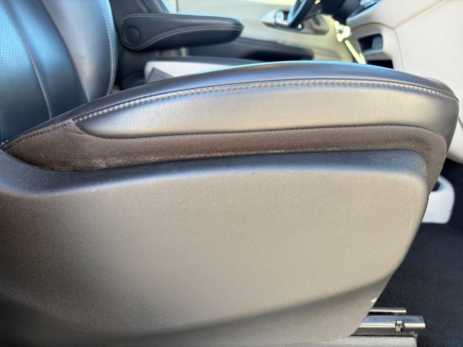 Used 2023 Chrysler Pacifica Touring-L FWD image 28