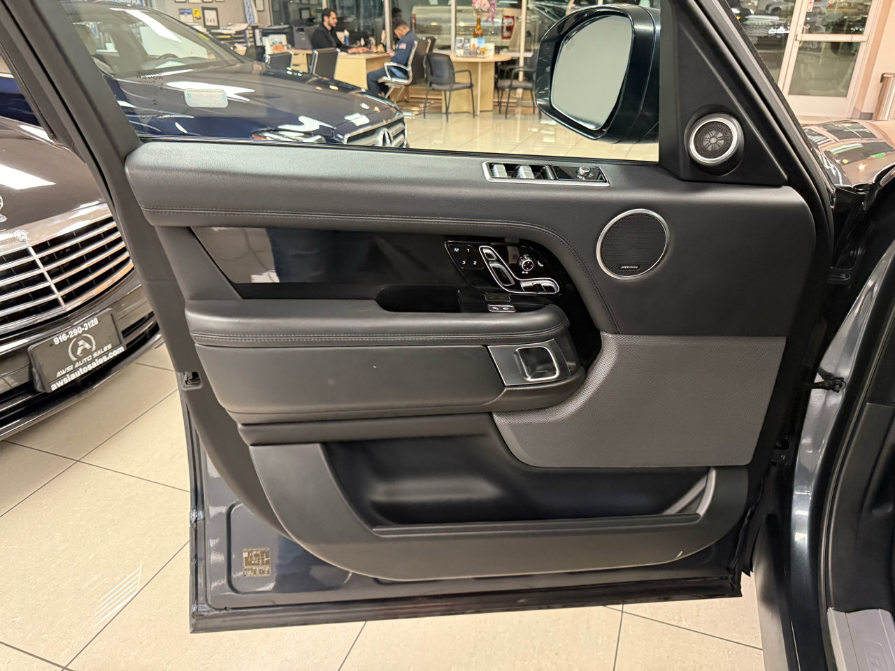 Used 2019 Land Rover Range Rover HSE image 14