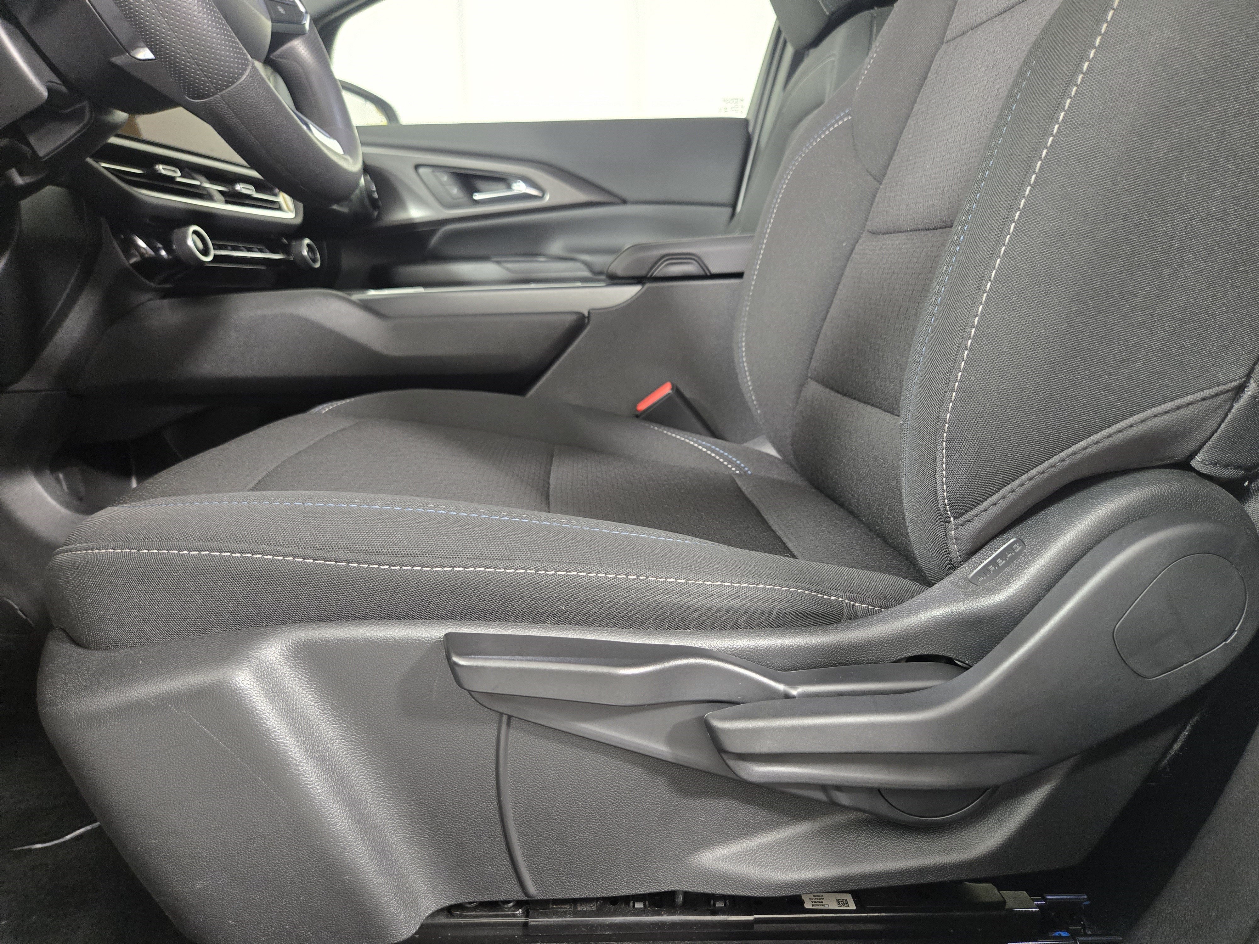 Certified 2025 Chevrolet Equinox EV LT FWD image 30