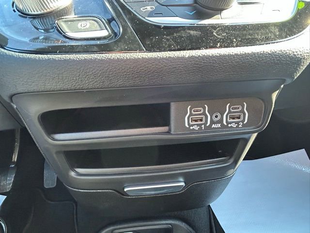 Used 2025 Chrysler Pacifica Select image 21