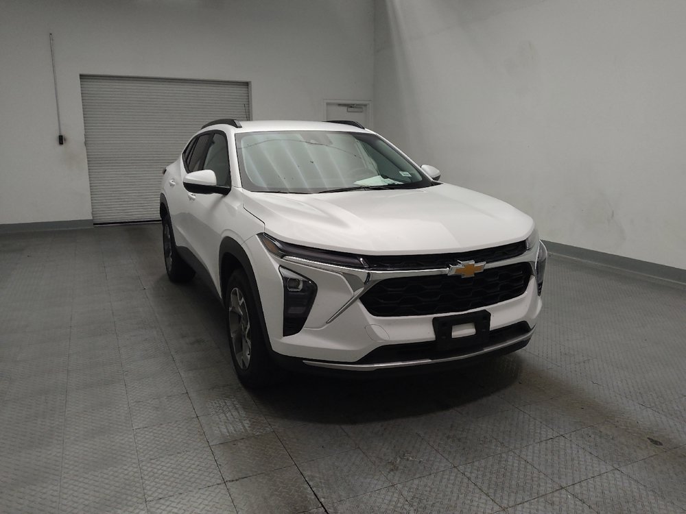 Used 2025 Chevrolet Trax LT w/ LT Convenience Package FWD image 14