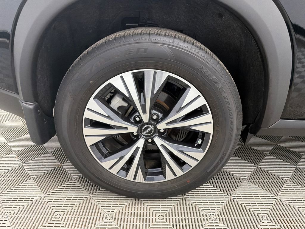 Used 2023 Nissan Rogue SV w/ SV Premium B Package image 18