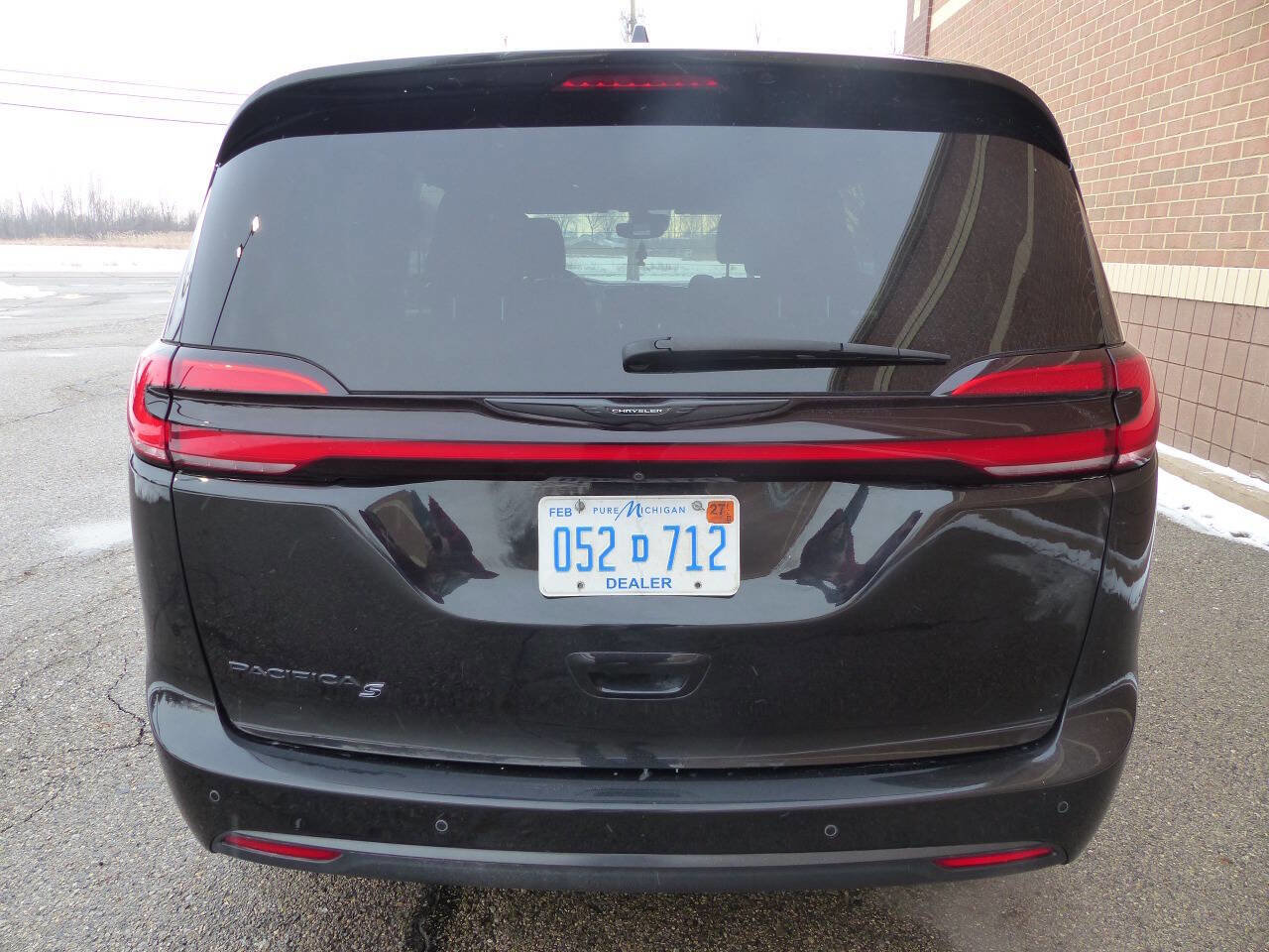 Used 2021 Chrysler Pacifica Touring w/ Uconnect Theater Family Group image 8