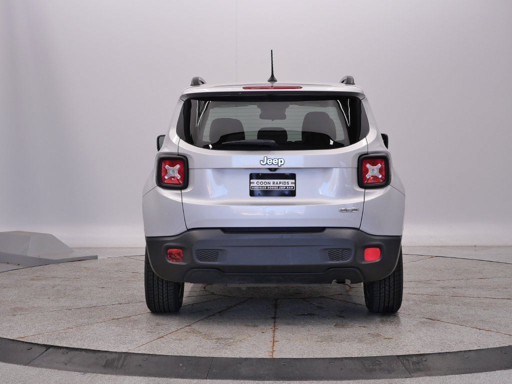 Used 2015 Jeep Renegade Latitude FWD image 4