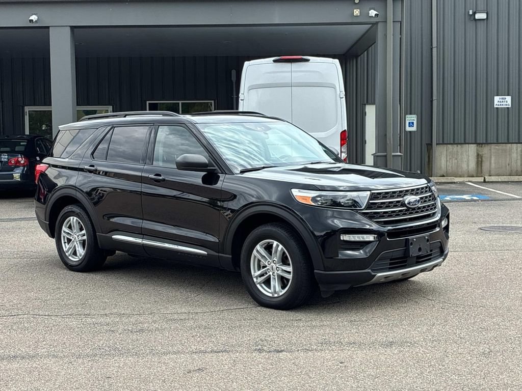 Used 2023 Ford Explorer XLT w/ Equipment Group 202A AWD/4WD image 3