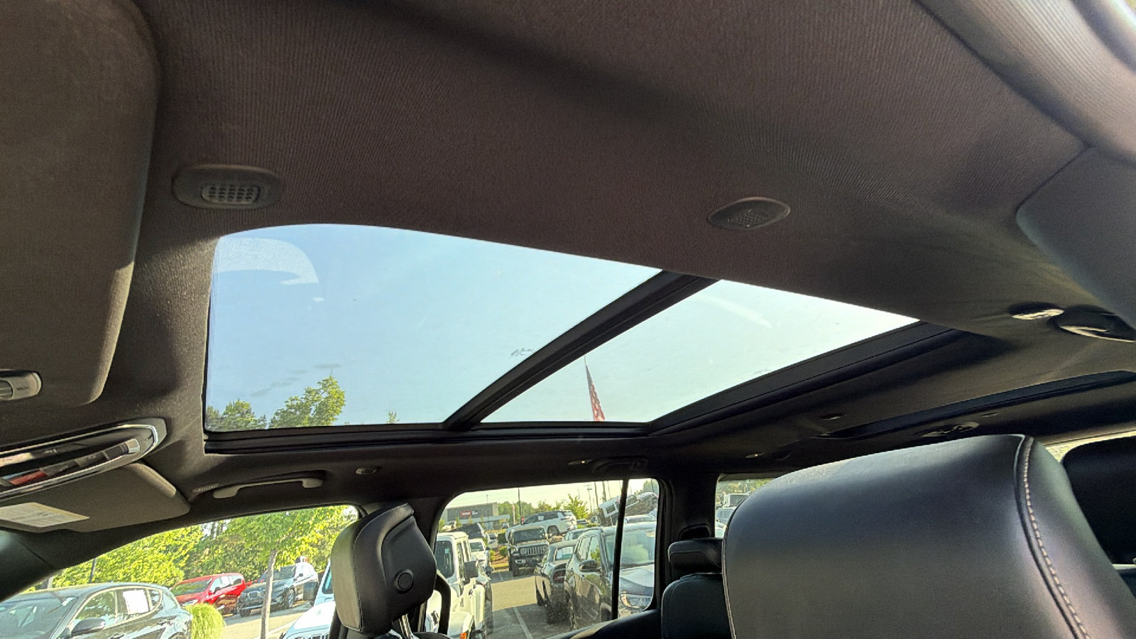 Certified 2024 Jeep Wagoneer L Series II AWD/4WD image 16