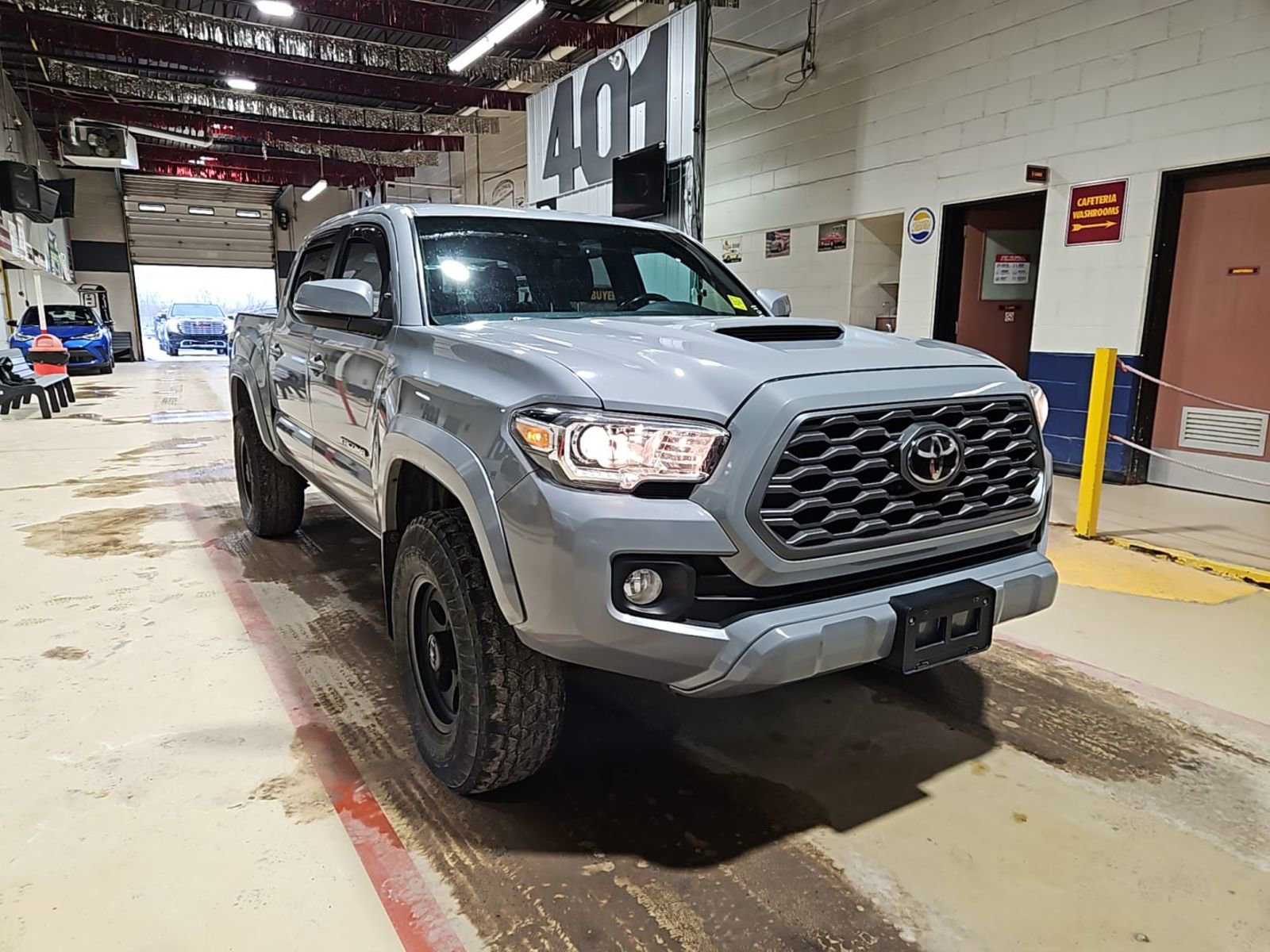 Used 2020 Toyota Tacoma SR5 AWD/4WD image 5