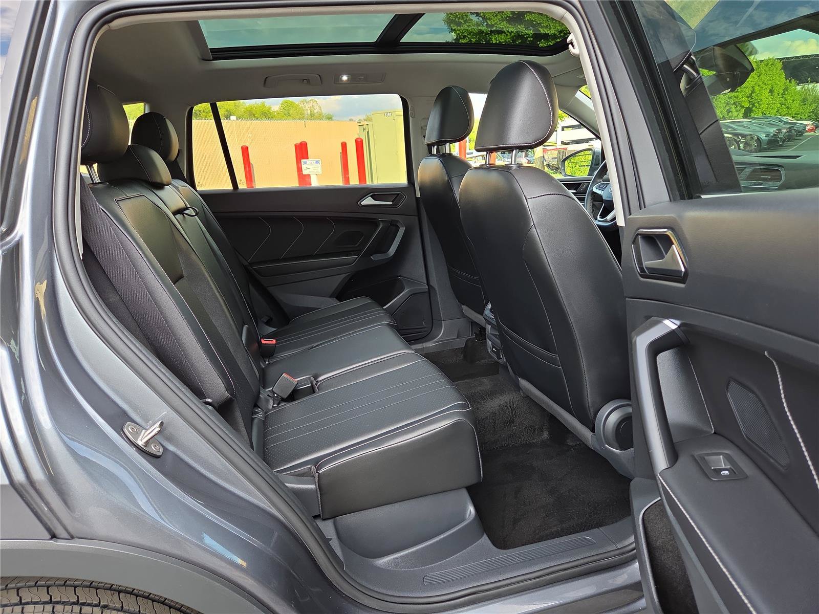 Certified 2022 Volkswagen Tiguan SE w/ Panoramic Sunroof Package AWD/4WD image 27