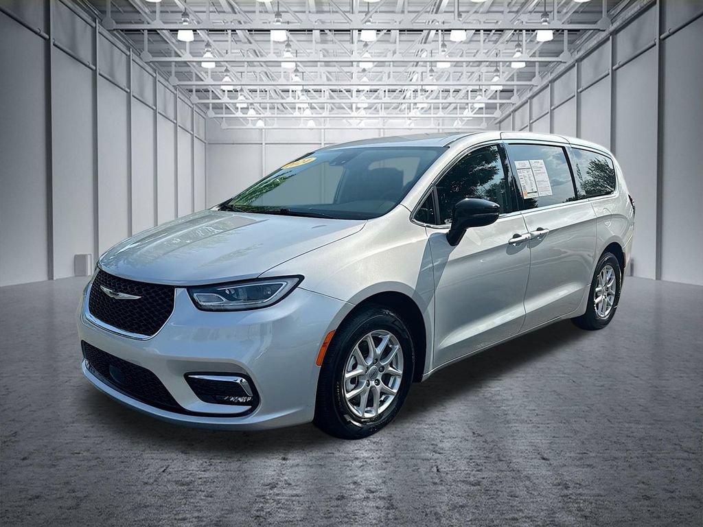 Used 2024 Chrysler Pacifica Touring-L FWD image 3