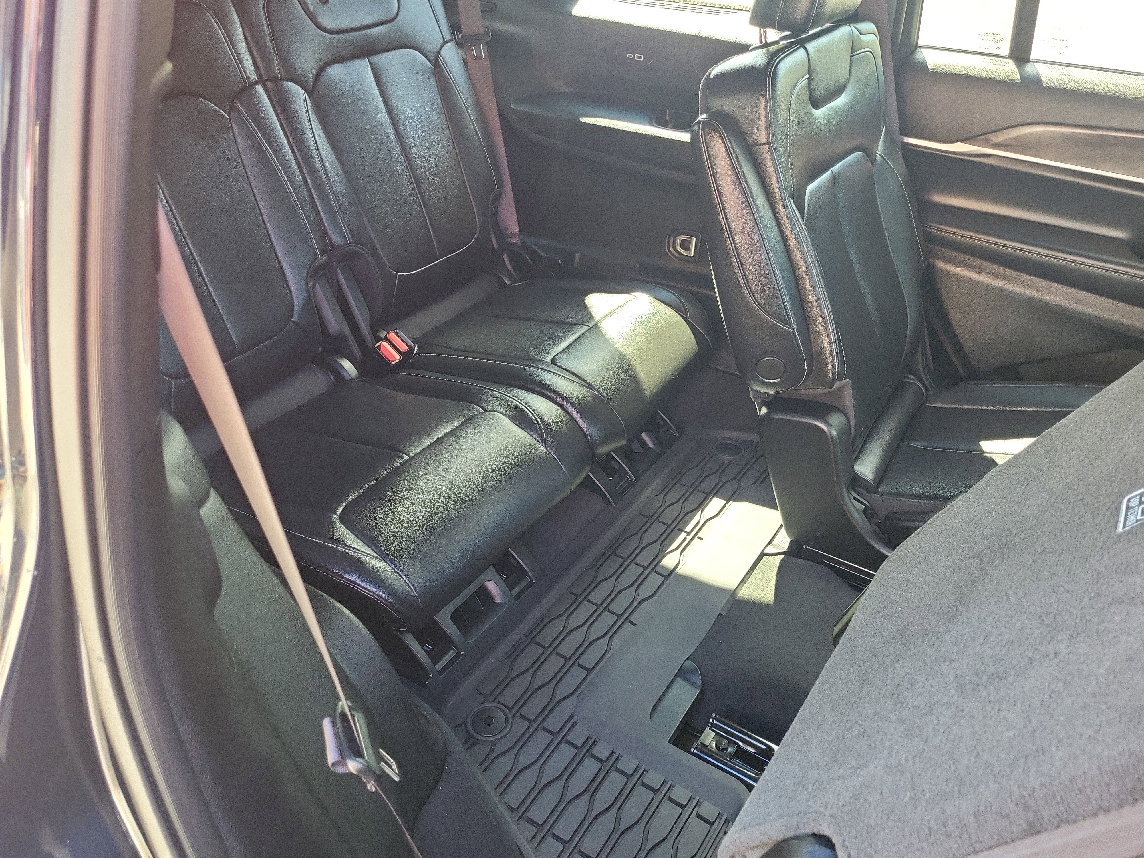 Used 2024 Jeep Grand Cherokee L Limited w/ Black Appearance Package image 16