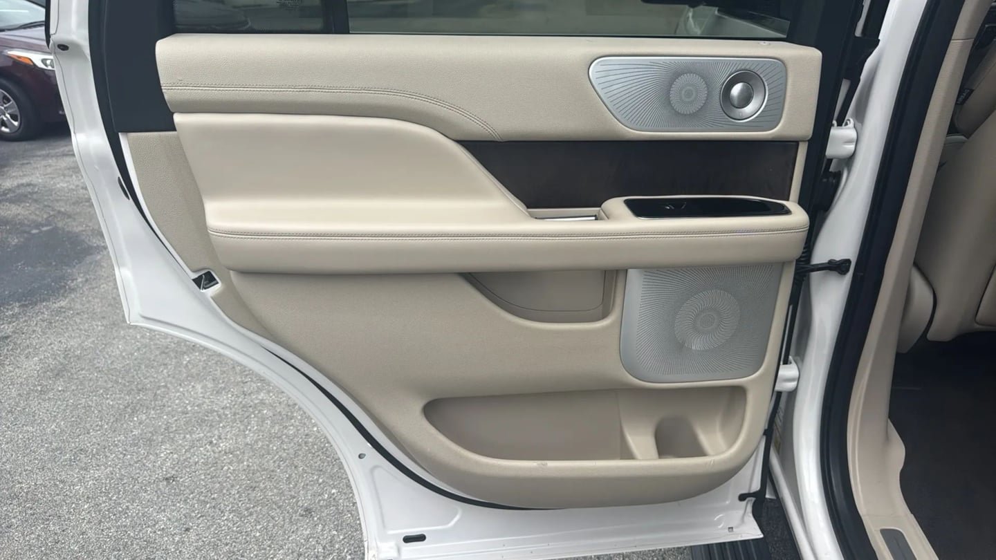 Used 2019 Lincoln Navigator Reserve AWD/4WD image 27