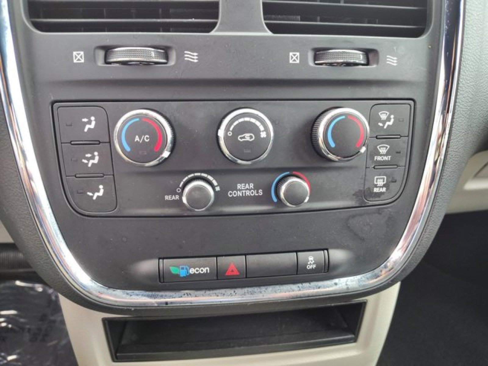 Used 2016 Dodge Grand Caravan SE image 22