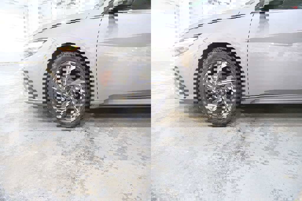 Used 2024 Hyundai Elantra Limited image 5