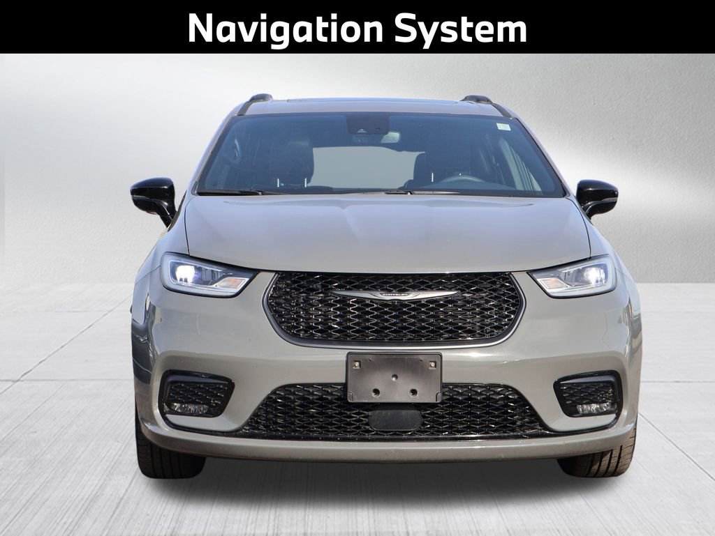 Used 2025 Chrysler Pacifica Limited image 3