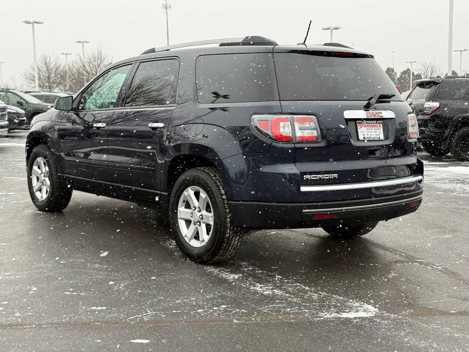 Used 2015 GMC Acadia SLE image 6
