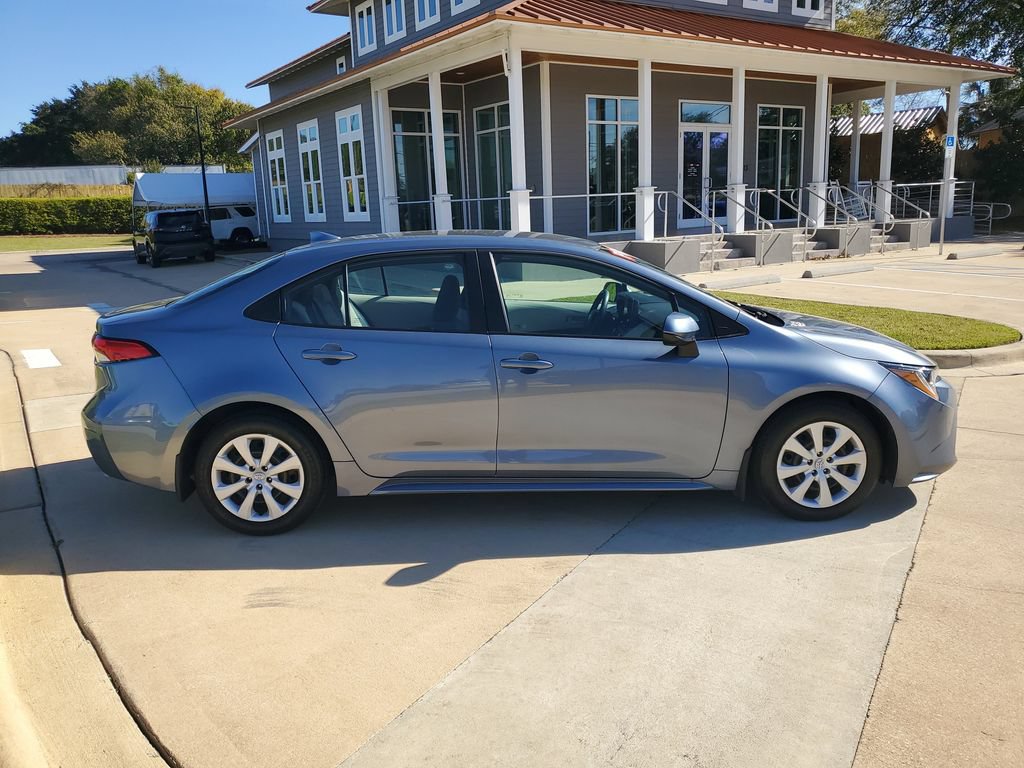 Used 2025 Toyota Corolla LE FWD image 9