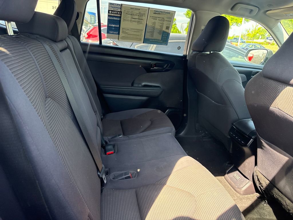 Used 2023 Toyota Highlander LE AWD/4WD image 36