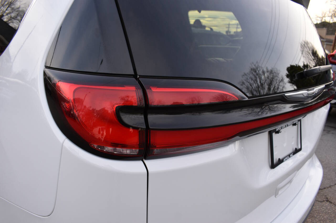 Used 2023 Chrysler Pacifica Touring-L image 36