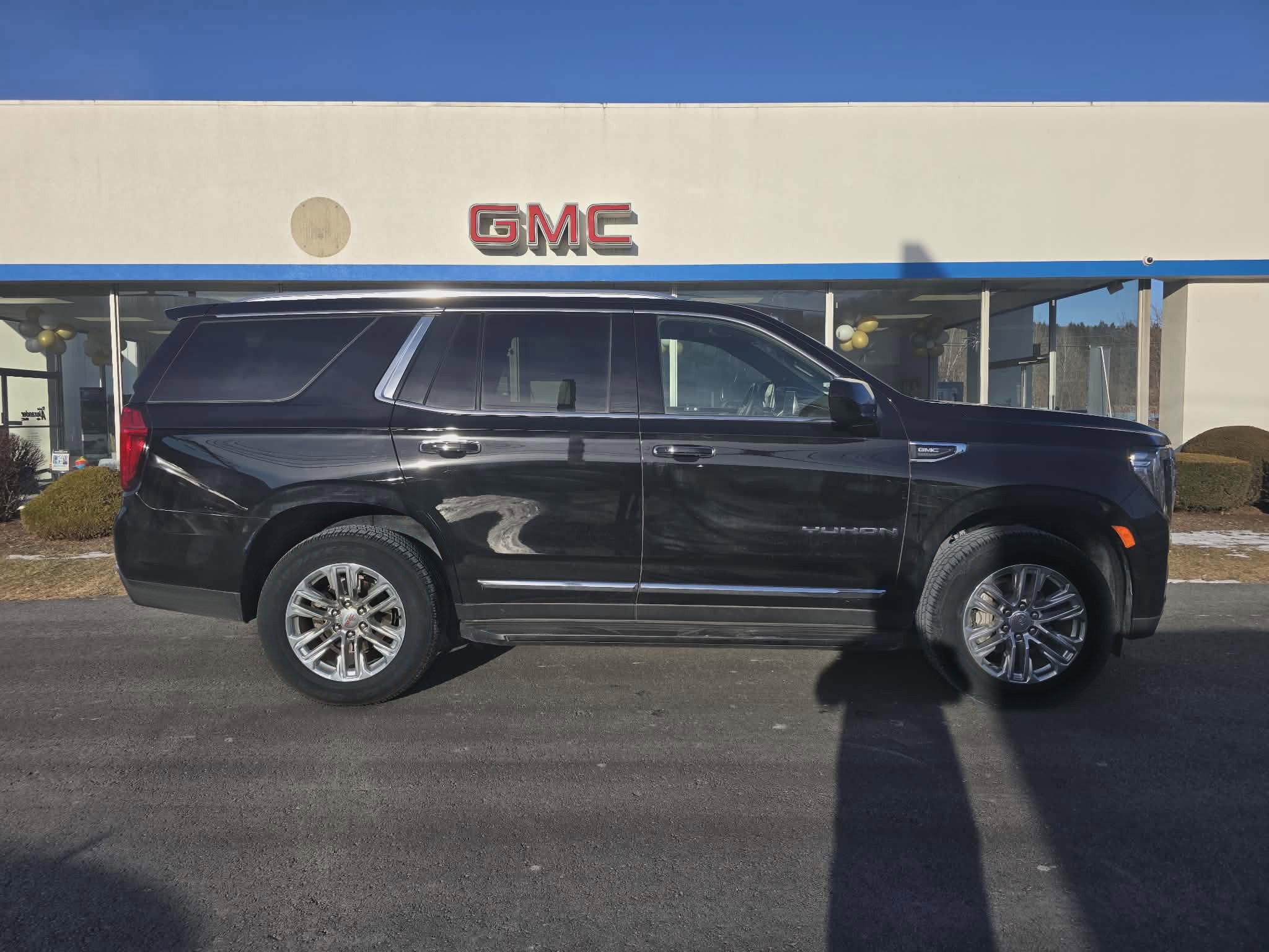 Used 2024 GMC Yukon SLT image 2