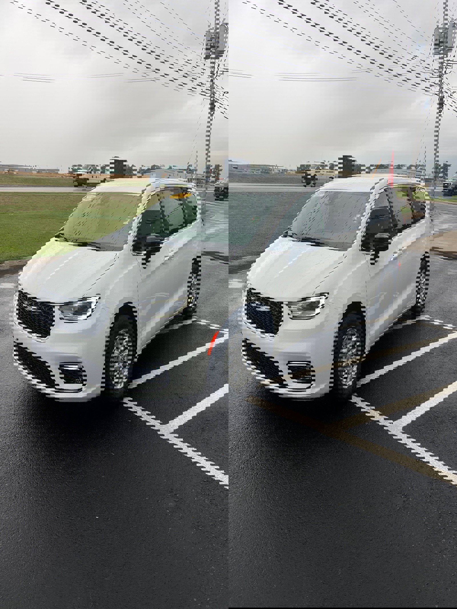 New 2026 Chrysler Pacifica Select image 2